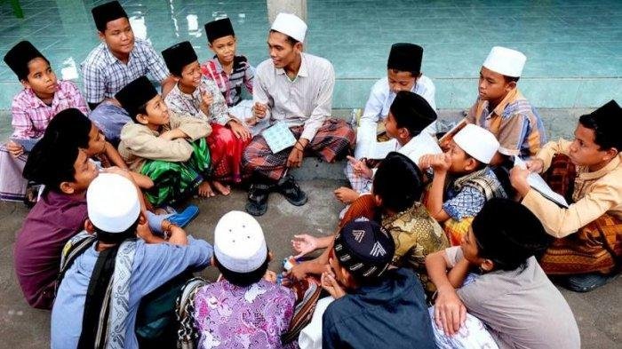Rapat rutinan mingguan bersama anak panti dan para ustadz serta semua jajaran pengurus